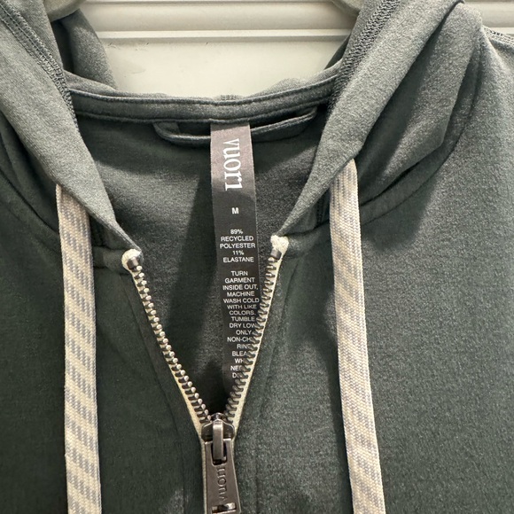 Vuori Women’s Halo Performance Hoodie in Moss - Picture 3 of 4